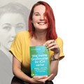 Sarah Straub, Liedermacherin und Psychologin, mit ihrem Buch „Wie meine Großmutter ihr ICH verlor“.