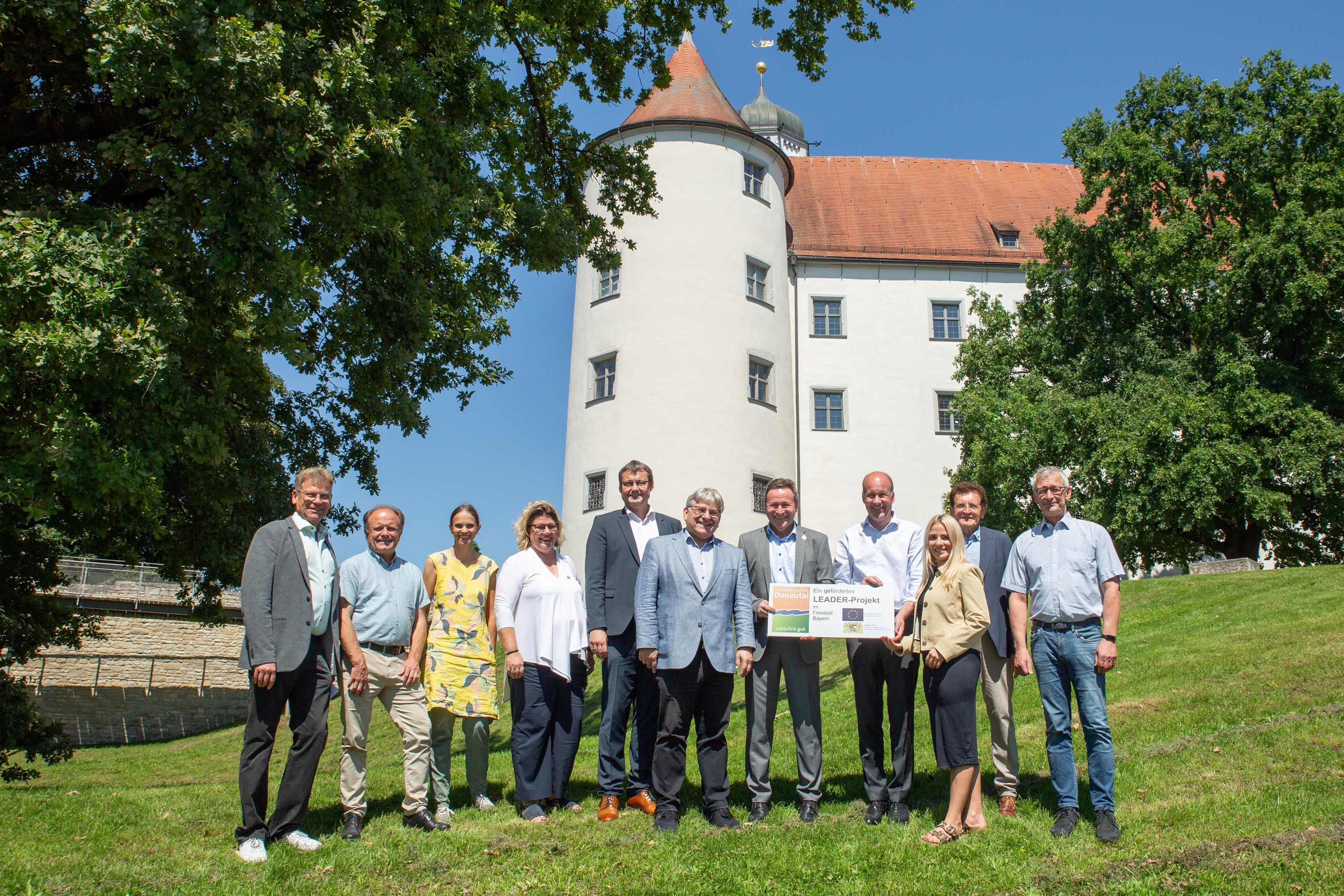 (v. l. n. r.) Dr. Reinhard Bader (Behördenleiter AELF Nördlingen-Wertingen), Lothar Kempfle (Geschäftsführung & LAG-Management Team Regionalentwicklung), Stefanie Kautz, (Kulturschloss Höchstädt), Manuela Sing (Teamleitung & LAG-Management Team Regionalentwicklung), Stephan Karg (Erster Bürgermeister der Stadt Höchstädt), Alfred Schneid (Stellvertretender Landrat), Leo Schrell (1. Vorsitzender Donautal Aktiv e. V.), Martin Sailer (Bezirkstagspräsident), Kristina Reicherzer (Kulturschloss Höchstädt), Georg Winter (MdL a. D.), Erich Herreiner (LEADER Koordinator).