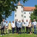 Übergabe des Förderbescheids für den inklusiven Spielplatz in Höchstädt - Foto: Mira Hörter, Bezirk Schwaben