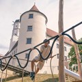 Sich wie Prinz oder Prinzessin fühlen: Im Hochseilgarten mit Blick auf die Türme von Schloss Höchstädt geht das ganz einfach - Foto: Mira Hörter, Bezirk Schwaben