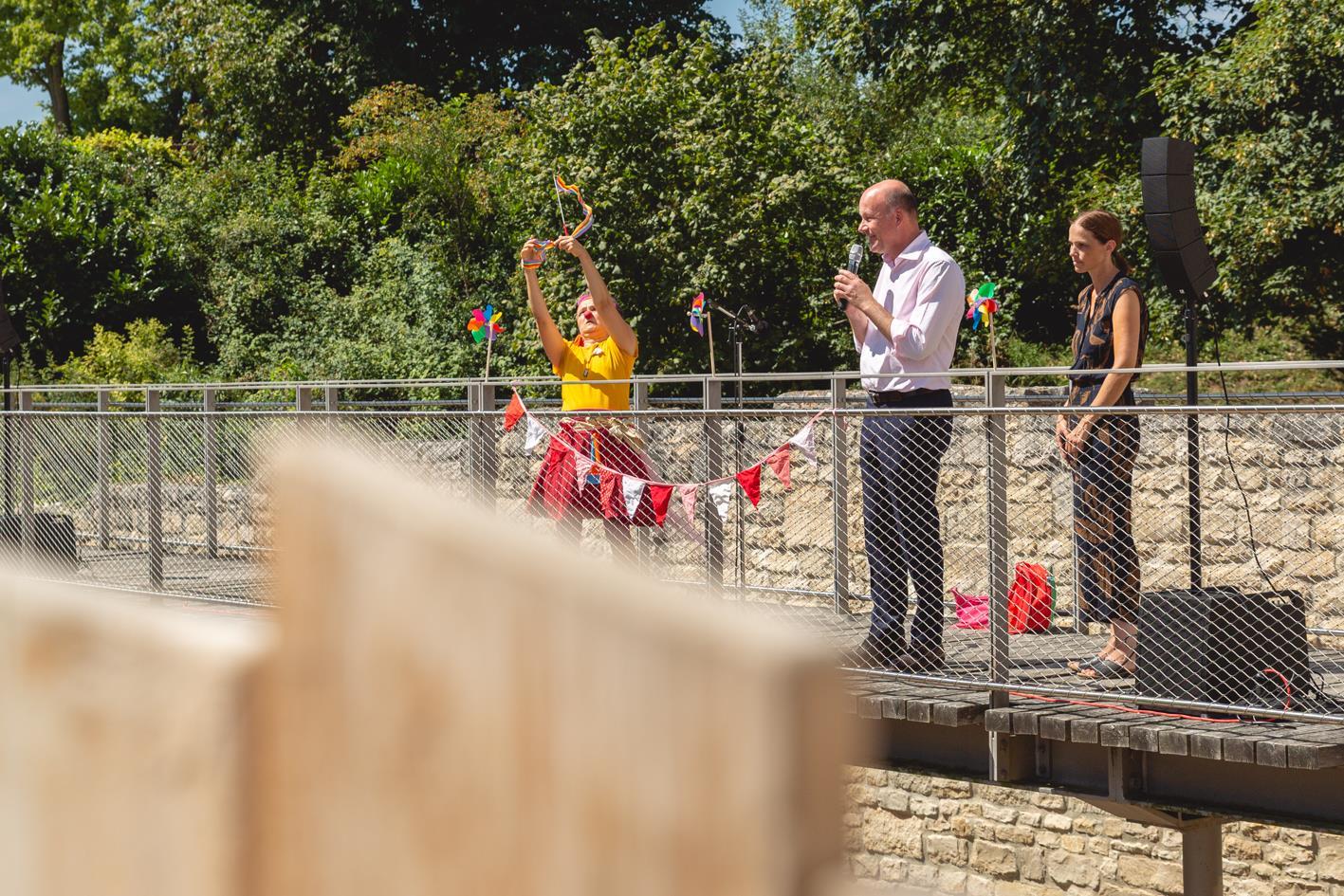 Bezirkstagspräsident Martin Sailer und Stefanie Kautz auf der Brücke