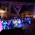Tänzerinnen und Tänzer mit Discobeleuchtung
