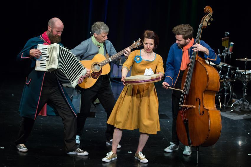 Schauspielerinnen auf der Bühne bei Aufführung Wunderkindreise