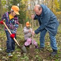 Die „Froschbande“ des Bund Naturschutz beteiligte sich an der Baumpflanz-Aktion im Höchstädter Stadtwald.