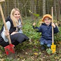 Kristina Reicherzer und ihr Sohn Pius pflanzten gemeinsam einen Baum ein.