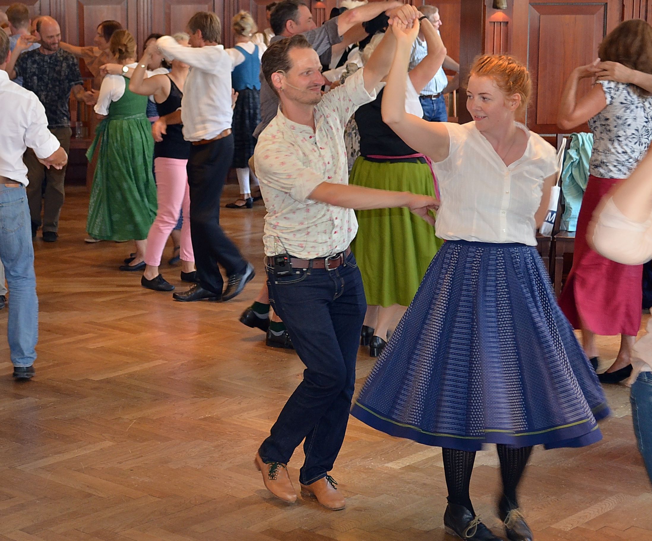 Nach zwei Jahren Corona-Pause startet die Beratungsstelle für Volksmusik des Bezirks Schwaben heuer wieder die Tanzsaison.
