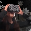Die VR-Brille des Künstlerkollektivs „Wide Horizon Films“ ist eines der interaktiven Angebote der Bezirksausstellung „Alles inklusive!“ auf Schloss Höchstädt. - Foto: Franziska Hauber