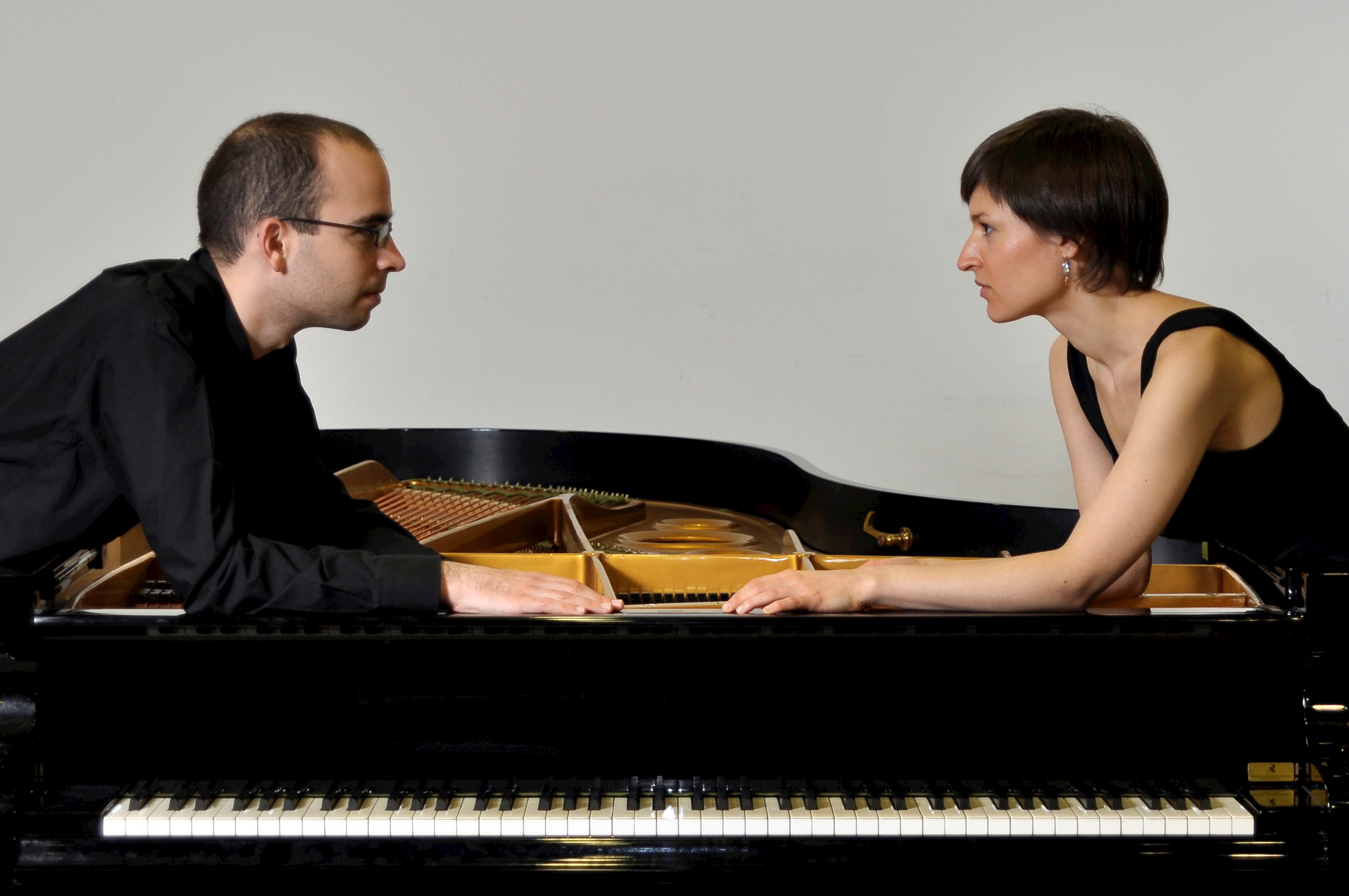 Das Klavierduo Jost Costa gastiert am 7. Mai auf Schloss Höchstädt mit ausgewählten Werken von Claude Debussy, Francis Poulenc und Darius Milhaud.