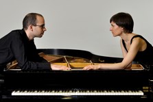Das Klavierduo Jost Costa gastiert am 7. Mai auf Schloss Höchstädt mit ausgewählten Werken von Claude Debussy, Francis Poulenc und Darius Milhaud.