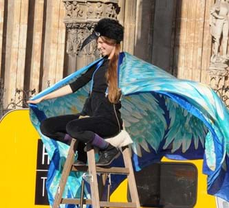 Auf Schloss Höchstädt lernen Träume fliegen: Das HEYOKA-Theater spielt „Flugschneider“ 